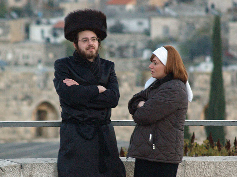 shtreimel-Orthodox_couple_on_Shabbat_in_Jerusalem_2_by_David_Shankbone